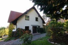 Haupteingang Idyllisch gelegenes Einfamilienhaus mit Einliegerwohnung und 20 Obstsorten im Garten