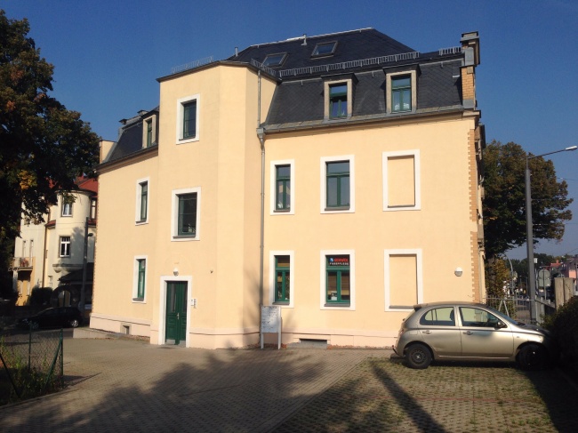 Hausansicht (S�d-West) und Stellplatz Erdgeschosswohnung Dresden