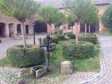 liebevoll gestalteter Innenhof mit Brunnen Historischer Vierseithof**10%  Rendite**605 m� Wohnfl�che**1.400 m� Ausbaureserve**4.080 m� Grund