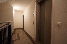 Treppenhaus mit Aufzug 2 Raum-Wohnung (55 m�) in Mei�en-C�lln**Terrasse+Privatgarten**TG-Stellplatz**Aufzug**altersgerecht