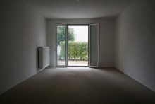 Wohnzimmer mit Ausgang zur Terrasse 2 Raum-Wohnung (55 m�) in Mei�en-C�lln**Terrasse+Privatgarten**TG-Stellplatz**Aufzug**altersgerecht
