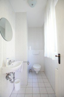 G�ste-WC Idyllisch gelegenes Einfamilienhaus mit Einliegerwohnung und 20 Obstsorten im Garten
