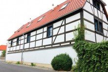 kleines Haus (Stra�enansicht) Historischer Vierseithof**10%  Rendite**605 m� Wohnfl�che**1.400 m� Ausbaureserve**4.080 m� Grund