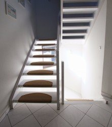 Wei� lackierte Holztreppe Idyllisch gelegenes Einfamilienhaus mit Einliegerwohnung und 20 Obstsorten im Garten