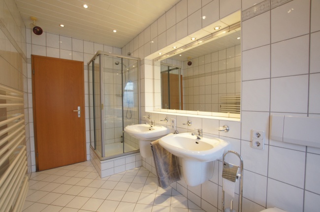 Badezimmer Dachgeschosswohnung Dresden, L�btau-S�d