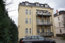 Au�enansicht hinten RE/MAX - Gem�tliche, frisch renovierte 3-Zimmer-Dachgeschosswohnung in Dresden L�btau-S�d