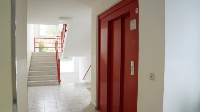 Treppenhaus mit Fahrstuhl Wohnung Dresden