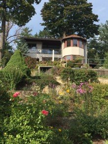 Blick von der Privatstra�e hoch zum Haus Ihr Traumhaus (ca. 178 m�) am Elbhang**f�r bis zu 3 Parteien durch m�gliche Erweiterung um 140 m�