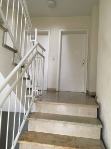 Treppenhaus Sch�n geschnittene 2 Zimmer mit Balkon! Gut vermietet! 4,5 % Rendite!