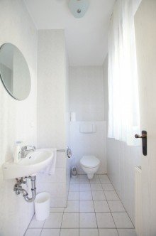 G�ste-WC Idyllisch gelegenes Einfamilienhaus mit Einliegerwohnung und 20 Obstsorten im Garten