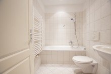 Badezimmer RE/MAX-frisch renovierte, bezugsfreie 2-Zimmerwohnung N�he Wasaplatz