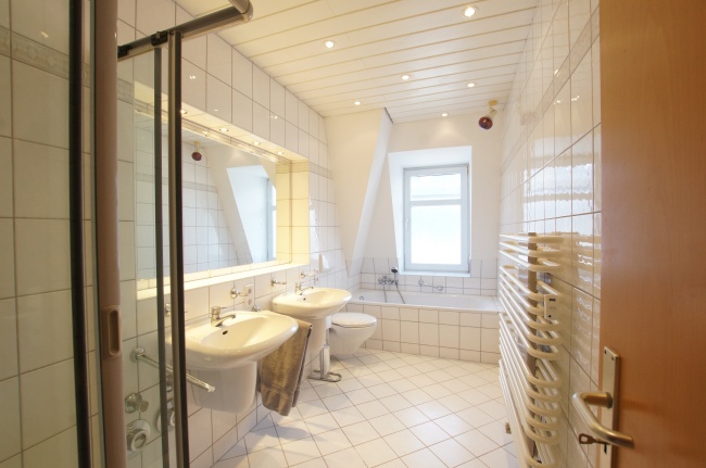 Badezimmer Dachgeschosswohnung Dresden, L�btau-S�d