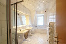 Badezimmer RE/MAX - Gem�tliche, frisch renovierte 3-Zimmer-Dachgeschosswohnung in Dresden L�btau-S�d