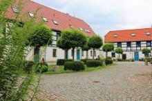 Kleines Haus Historischer Vierseithof**10%  Rendite**605 m� Wohnfl�che**1.400 m� Ausbaureserve**4.080 m� Grund